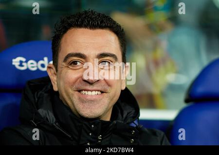 Xavi Hernandez Cheftrainer des FC Barcelona schaut vor dem Spiel der La Liga Santander zwischen Levante UD und dem FC Barcelona im Stadion Ciutat de Valencia, 10. April 2022, Valencia, Spanien, vorbei. (Foto von David Aliaga/NurPhoto) Stockfoto