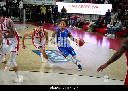 Russel Angriff auf De Nicolao während der italienischen Basketball A Serie Championship Openjobmetis Varese vs Nutribullet Treviso Basket am 10. April 2022 in der Enerxenia Arena in Varese, Italien (Foto von Alessandro Negrini/LiveMedia/NurPhoto) Stockfoto