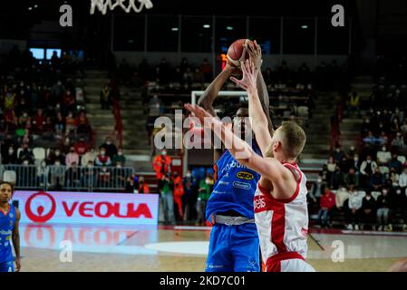 Sims schießen gegen Vene während der italienischen Basketball A Serie Championship Openjobmetis Varese vs Nutribullet Treviso Basket am 10. April 2022 in der Enerxenia Arena in Varese, Italien (Foto von Alessandro Negrini/LiveMedia/NurPhoto) Stockfoto