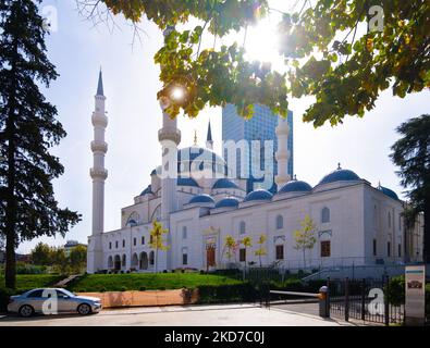 Stadtbild mit Moschee Namazgja in Tirana, der Hauptstadt Albaniens Stockfoto