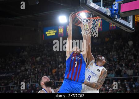 Dante Exum und Adam Hanga während des Spiels zwischen dem FC Barcelona und Real Madrid, entsprechend der 28. Woche der Liga Endesa, gespielt im Palau Blaugrana, am 10h. April 2022 in Barcelona, Spanien. (Foto von Noelia Deniz/Urbanandsport/NurPhoto) Stockfoto