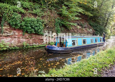 Narrowboat auf dem Staffordshire und Worcester Kanal im Worcestershire Dorf Wolverley Stockfoto