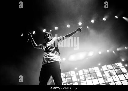 Der ehemalige Sänger Louis Tomlinson tritt am 10. April 2022 live im Mediolanum Forum in Mailand auf (Foto: Mairo Cinquetti/NurPhoto) Stockfoto