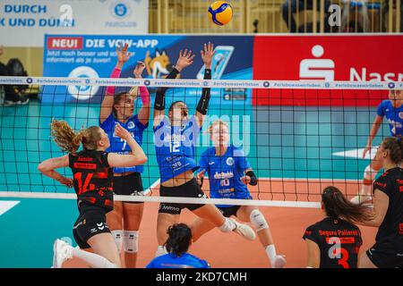 Wiesbaden, Deutschland. 05.. November 2022. Wiesbaden, Deutschland, November 5. 2022: Spielaktion mit Laura Kuenzler (14 Stuttgart), Natalia Gajewska (7 Wiesbaden), Nina Herelova (12 Wiesbaden) während der Hauptrunde des 1. Volleyball-Bundesliga-Frauenspiel zwischen VC Wiesbaden und Allianz MTV Stuttgart in der Sporthalle am Platz der Deutschen Einheit in Wiesbaden. (Norina Toenges/Sports Press Photo/SPP) Quelle: SPP Sport Press Photo. /Alamy Live News Stockfoto