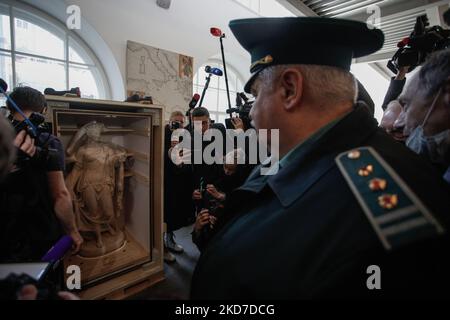 Ein russischer Zollbeamter (R) steht neben einer Kiste mit einer Statue, die von einer Ausstellung in Italien im staatlichen Hermitage-Museum in St. Petersburg, Russland, am Montag, den 11. April 2022, zurückgegeben wurde. Die Arbeiten waren Teil einer russischen Ausstellung in Italien. (Foto von Valya Egorshin/NurPhoto) Stockfoto