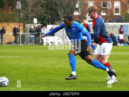 Anthony JEFFREY von Billericay Town nimmt während der National League South zwischen Hampton und Richmond Borough FC gegen die Stadt Billericay im Cleo Saul Beveree Stadium in Hampton am 09.. April 2022 gegen Tommy Block of Hampton und Richmond Borough an (Foto by Action Foto Sport/NurPhoto) Stockfoto