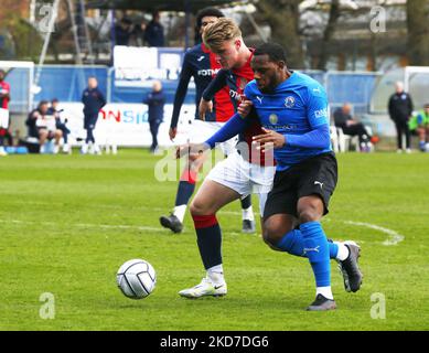 Anthony JEFFREY von Billericay Town nimmt während der National League South zwischen Hampton und Richmond Borough FC gegen die Stadt Billericay im Cleo Saul Beveree Stadium in Hampton am 09.. April 2022 gegen Tommy Block of Hampton und Richmond Borough an (Foto by Action Foto Sport/NurPhoto) Stockfoto