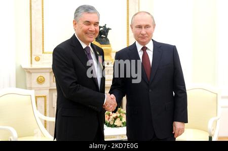 Moskau, Russland. 03. November 2022. Der russische Präsident Wladimir Putin schüttelt die Hände mit dem Sprecher der Turkmenischen Nationalversammlung und dem ehemaligen Präsidenten Gurbanguly Berdimuhamedow, der vor ihrem bilateralen Treffen im Kreml am 3. November 2022 in Moskau, Russland, gegangen ist. Quelle: Mikhail Klimentyev/Kremlin Pool/Alamy Live News Stockfoto