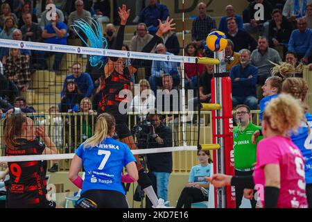 Wiesbaden, Deutschland. 05.. November 2022. Wiesbaden, Deutschland, November 5. 2022: Simone Lee (10 Stuttgart) nach Block den Ball während der Hauptrunde des 1. Volleyball-Bundesliga-Frauenspiel zwischen VC Wiesbaden und Allianz MTV Stuttgart in der Sporthalle am Platz der Deutschen Einheit in Wiesbaden. (Norina Toenges/Sports Press Photo/SPP) Quelle: SPP Sport Press Photo. /Alamy Live News Stockfoto