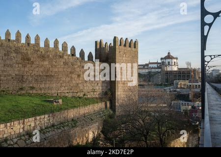 Fernandine Wände (Wände von Dom Fernando) und Kloster von Serra do Pilar - Porto, Portugal Stockfoto