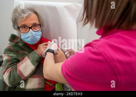 Rieti ist ein Pionier in Italien für die vierte Impfdosis, für Patienten über 80 und gebrechliche über 60. Die Verabreichung erfolgte im ehemaligen Impfzentrum von Bosi, das während der Impfkampagne eröffnet wurde. In Rieti, Italien, 12. April 2022. (Foto von Riccardo Fabi/NurPhoto) Stockfoto