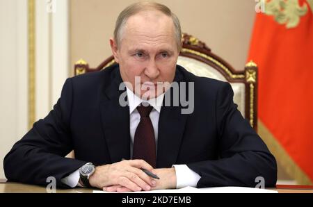 Moskau, Russland. 03. November 2022. Der russische Präsident Wladimir Putin führt den Vorsitz bei einem Treffen von Regierungsmitgliedern, um die Möglichkeiten zur Unterstützung der Finanzmärkte durch Wirtschaftssanktionen des Kremls am 3. November 2022 in Moskau, Russland, zu diskutieren. Quelle: Mikhail Metzel/Kremlin Pool/Alamy Live News Stockfoto