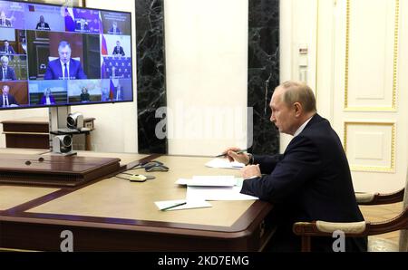 Moskau, Russland. 03. November 2022. Der russische Präsident Wladimir Putin führt den Vorsitz bei einem Treffen von Regierungsmitgliedern, um die Möglichkeiten zur Unterstützung der Finanzmärkte durch Wirtschaftssanktionen des Kremls am 3. November 2022 in Moskau, Russland, zu diskutieren. Quelle: Mikhail Metzel/Kremlin Pool/Alamy Live News Stockfoto