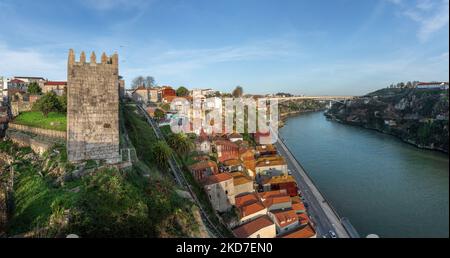 Douro River mit Infante Bridge und Fernandine Walls Panoramablick - Porto, Portugal Stockfoto