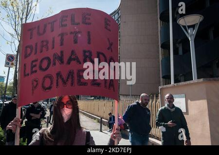 Streikende Arbeiter vor dem Hauptsitz der Region Latium am 12. April 2022 in Pomezia, Italien. Die Arbeiter protestieren gegen die Schließung des Produktionsstandorts. Leonardo S.p.A. ist ein italienisches Unternehmen, das in den Bereichen Verteidigung, Luft- und Raumfahrt sowie Sicherheit tätig ist. Der größte Anteilseigner ist das italienische Ministerium für Wirtschaft und Finanzen. (Foto von Andrea Ronchini/NurPhoto) Stockfoto