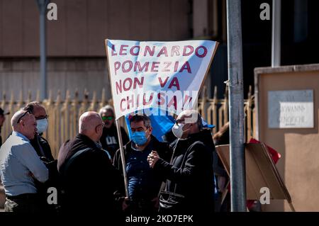 Streikende Arbeiter vor dem Hauptsitz der Region Latium am 12. April 2022 in Pomezia, Italien. Die Arbeiter protestieren gegen die Schließung des Produktionsstandorts. Leonardo S.p.A. ist ein italienisches Unternehmen, das in den Bereichen Verteidigung, Luft- und Raumfahrt sowie Sicherheit tätig ist. Der größte Anteilseigner ist das italienische Ministerium für Wirtschaft und Finanzen. (Foto von Andrea Ronchini/NurPhoto) Stockfoto