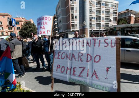 Streikende Arbeiter vor dem Hauptsitz der Region Latium am 12. April 2022 in Pomezia, Italien. Die Arbeiter protestieren gegen die Schließung des Produktionsstandorts. Leonardo S.p.A. ist ein italienisches Unternehmen, das in den Bereichen Verteidigung, Luft- und Raumfahrt sowie Sicherheit tätig ist. Der größte Anteilseigner ist das italienische Ministerium für Wirtschaft und Finanzen. (Foto von Andrea Ronchini/NurPhoto) Stockfoto