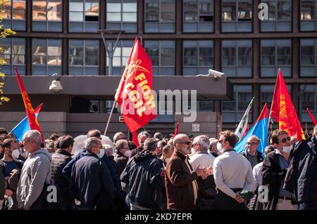 Streikende Arbeiter vor dem Hauptsitz der Region Latium am 12. April 2022 in Pomezia, Italien. Die Arbeiter protestieren gegen die Schließung des Produktionsstandorts. Leonardo S.p.A. ist ein italienisches Unternehmen, das in den Bereichen Verteidigung, Luft- und Raumfahrt sowie Sicherheit tätig ist. Der größte Anteilseigner ist das italienische Ministerium für Wirtschaft und Finanzen. (Foto von Andrea Ronchini/NurPhoto) Stockfoto