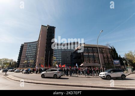 Streikende Arbeiter vor dem Hauptsitz der Region Latium am 12. April 2022 in Pomezia, Italien. Die Arbeiter protestieren gegen die Schließung des Produktionsstandorts. Leonardo S.p.A. ist ein italienisches Unternehmen, das in den Bereichen Verteidigung, Luft- und Raumfahrt sowie Sicherheit tätig ist. Der größte Anteilseigner ist das italienische Ministerium für Wirtschaft und Finanzen. (Foto von Andrea Ronchini/NurPhoto) Stockfoto