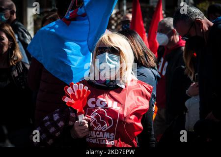 Streikende Arbeiter vor dem Hauptsitz der Region Latium am 12. April 2022 in Pomezia, Italien. Die Arbeiter protestieren gegen die Schließung des Produktionsstandorts. Leonardo S.p.A. ist ein italienisches Unternehmen, das in den Bereichen Verteidigung, Luft- und Raumfahrt sowie Sicherheit tätig ist. Der größte Anteilseigner ist das italienische Ministerium für Wirtschaft und Finanzen. (Foto von Andrea Ronchini/NurPhoto) Stockfoto