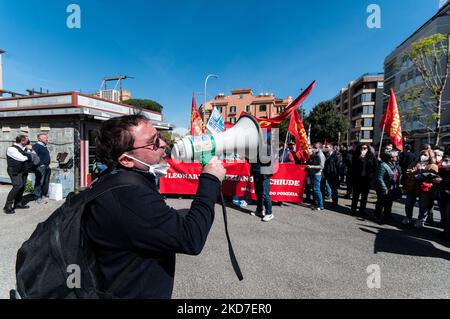 Streikende Arbeiter vor dem Hauptsitz der Region Latium am 12. April 2022 in Pomezia, Italien. Die Arbeiter protestieren gegen die Schließung des Produktionsstandorts. Leonardo S.p.A. ist ein italienisches Unternehmen, das in den Bereichen Verteidigung, Luft- und Raumfahrt sowie Sicherheit tätig ist. Der größte Anteilseigner ist das italienische Ministerium für Wirtschaft und Finanzen. (Foto von Andrea Ronchini/NurPhoto) Stockfoto