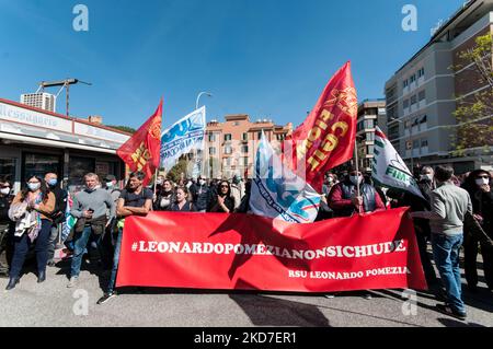 Streikende Arbeiter vor dem Hauptsitz der Region Latium am 12. April 2022 in Pomezia, Italien. Die Arbeiter protestieren gegen die Schließung des Produktionsstandorts. Leonardo S.p.A. ist ein italienisches Unternehmen, das in den Bereichen Verteidigung, Luft- und Raumfahrt sowie Sicherheit tätig ist. Der größte Anteilseigner ist das italienische Ministerium für Wirtschaft und Finanzen. (Foto von Andrea Ronchini/NurPhoto) Stockfoto