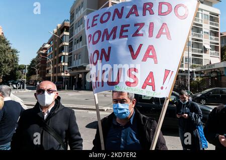 Streikende Arbeiter vor dem Hauptsitz der Region Latium am 12. April 2022 in Pomezia, Italien. Die Arbeiter protestieren gegen die Schließung des Produktionsstandorts. Leonardo S.p.A. ist ein italienisches Unternehmen, das in den Bereichen Verteidigung, Luft- und Raumfahrt sowie Sicherheit tätig ist. Der größte Anteilseigner ist das italienische Ministerium für Wirtschaft und Finanzen. (Foto von Andrea Ronchini/NurPhoto) Stockfoto