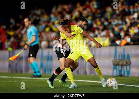 Samu Chukwueze (R) von Villarreal CF kämpft mit Mikel Balenziaga vom Athletic Club während des La Liga Santander-Spiels zwischen Villarreal CF und Athletic Club im Estadio de la Ceramica, 9. April 2022, Villarreal, Spanien, um den Ball. (Foto von David Aliaga/NurPhoto) Stockfoto