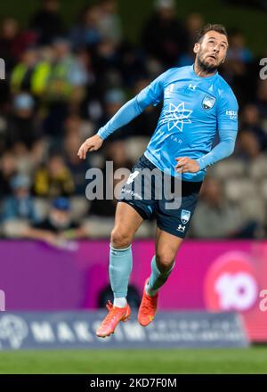 Adam Le Fondre vom Sydney FC versucht sich während des A-League-Spiels zwischen dem Sydney FC und dem Adelaide United FC im Netstrata Jubilee Stadium am 12. April 2022 in Sydney, Australien, um den Titel zu erspielen. Stockfoto