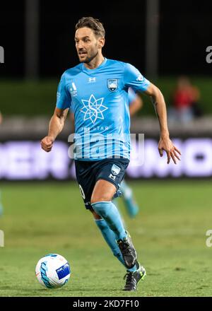 Milos Ninkovic vom Sydney FC kontrolliert den Ball während des A-League-Spiels zwischen dem Sydney FC und dem Adelaide United FC im Netstrata Jubilee Stadium am 12. April 2022 in Sydney, Australien. Stockfoto