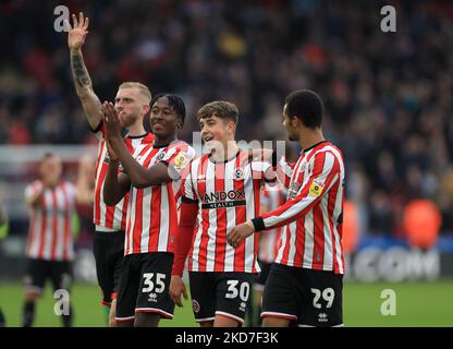 Enda Stevens (2.-rechts) von Sheffield United mit Teamkollegen nach dem letzten Pfiff des Sky Bet Championship-Spiels in Bramall Lane, Sheffield. Bilddatum: Samstag, 5. November 2022. Stockfoto