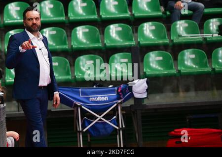 Stefano Lavarini (Igor Gorgonzola Novara)&#XA; Cheftrainer während des Volleyball-Spiels der italienischen Serie A1 Frauen - Bosca S. Bernardo Cuneo gegen Igor Gorgonzola Novara am 12. April 2022 im Palazzo dello Sport in Cuneo, Italien (Foto by Danilo Vigo/LiveMedia/NurPhoto) Stockfoto