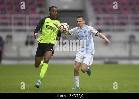 Youssef Ramalho Chermiti und Anton Tsarenko in Aktion während der sechzehn-jährigen UEFA-Jugendliga-Runde zwischen Dynamo Kiew und Sporting CP am 7. April 2022 im Rapid-Giulesti-Stadion in Bukarest, Rumänien. (Foto von Alex Nicodim/NurPhoto) Stockfoto