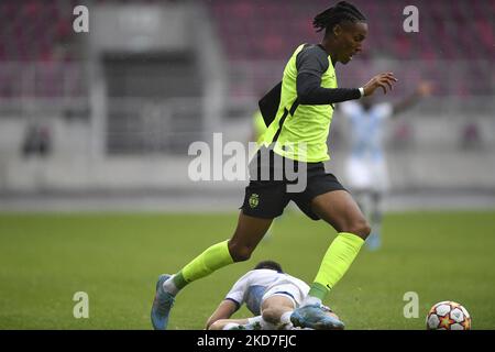 Youssef Ramalho Chermiti und Anton Tsarenko in Aktion während der sechzehn-jährigen UEFA-Jugendliga-Runde zwischen Dynamo Kiew und Sporting CP am 7. April 2022 im Rapid-Giulesti-Stadion in Bukarest, Rumänien. (Foto von Alex Nicodim/NurPhoto) Stockfoto