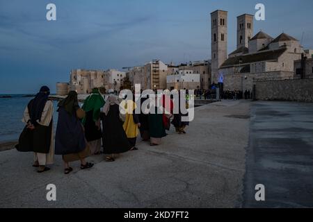 Schauspieler und Figuren während der Darstellung der Passion Christi im historischen Zentrum vor dem Dom von Molfetta am 12. April 2022. Nach zwei Jahren erzwungener Entbehrung wurde die Heilige Darstellung des Leidens unseres Herrn Jesus Christus von der Bruderschaft des heiligen Antonius organisiert. Neue Szenen wurden aufgestellt, wie die Ankunft der Apostel vom Meer vor dem letzten Abendessen im historischen Zentrum von Molfetta und in der Nähe des Doms. (Foto von Davide Pischettola/NurPhoto) Stockfoto