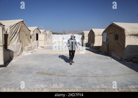 Darkoush, Syrien. 05.. November 2022. Ein Gesundheitsmitarbeiter bereitet einen Sterilisator auf der Cholera-Station des Al-Rahma-Krankenhauses in der Stadt Darkoush vor. Nach den neuesten Statistiken von EWARN wurden im Nordwesten Syriens insgesamt 6555 Verdachtsfälle, 247 positive Fälle und 6 Todesfälle verzeichnet. Quelle: Anas Alkharboutli/dpa/Alamy Live News Stockfoto