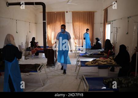 Darkoush, Syrien. 05.. November 2022. Krankenschwestern verfolgen Cholera-Patienten auf der Cholera-Station des Al-Rahma-Krankenhauses in der Stadt Darkoush. Nach den neuesten Statistiken von EWARN wurden im Nordwesten Syriens insgesamt 6555 Verdachtsfälle, 247 positive Fälle und 6 Todesfälle verzeichnet. Quelle: Anas Alkharboutli/dpa/Alamy Live News Stockfoto