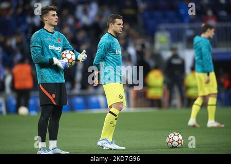 Kepa Arrizabalaga aus Chelsea und Cesar Azpilicueta aus Chelsea während des Aufwärmpuls vor dem UEFA Champions League Quarter Final Leg Two Spiel zwischen Real Madrid und dem FC Chelsea im Estadio Santiago Bernabeu am 12. April 2022 in Madrid, Spanien. (Foto von Jose Breton/Pics Action/NurPhoto) Stockfoto