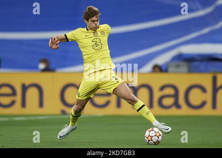 Marcos Alonso aus Chelsea kontrolliert den Ball während des UEFA Champions League Quarter Final Leg Two-Spiels zwischen Real Madrid und dem FC Chelsea im Estadio Santiago Bernabeu am 12. April 2022 in Madrid, Spanien. (Foto von Jose Breton/Pics Action/NurPhoto) Stockfoto