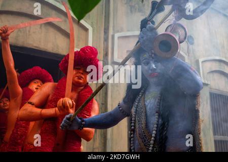 Hinduistische Anhänger tanzen, während sie am letzten Tag des Bangla-Monats in Munshigonj, Dhaka, Bangladesch, an einem Festival namens Lal Kach (Rotes Glas) teilnehmen. 13. April 2022.das Lal Kach Festival ist seit mehr als hundert Jahren für die lokale Gemeinde bekannt. Die hinduistischen Jugendlichen und Männer malen sich rot an und nehmen an einer Prozession mit Schwertern Teil, während sie Macht gegen das Böse zeigen und das bengalische Neujahr begrüßen. (Foto von Mushfiqul Alam/NurPhoto) Stockfoto