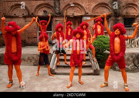 Hinduistische Anhänger posieren für ein Gruppenfoto, nachdem sie ihre Körper während des Lal Kach Festivals in Munshiganj, Bangladesch, am 13. April 2022 mit Farbe bemalt haben. (Foto von Mushfiqul Alam/NurPhoto) Stockfoto