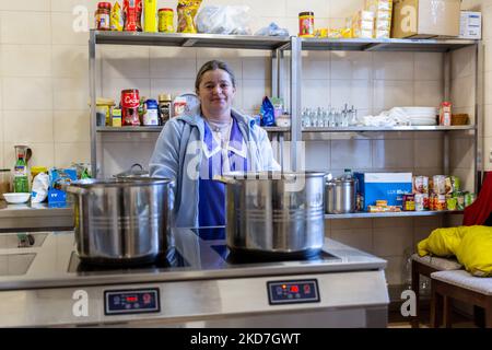 Die ukrainische Freiwillige Ivanka bereitet das Frühstück für Flüchtlinge vor, die in einem Haus leben, das am 12. April 2022 vorübergehend in ein von der griechisch-katholischen Kirche in Nadybym in der Nähe von Lviv, Ukraine, geführtes Tierheim für Frauen mit Kindern verlegt wurde. Seit dem Einmarsch der Russischen Föderation in die Ukraine zwang der Konflikt mehr als 10 Millionen Menschen zur Flucht aus ihren Häusern, sowohl intern als auch extern. Viele der Familien im Zentrum kommen aus dem Osten der Ukraine. (Foto von Dominika Zarzycka/NurPhoto) Stockfoto