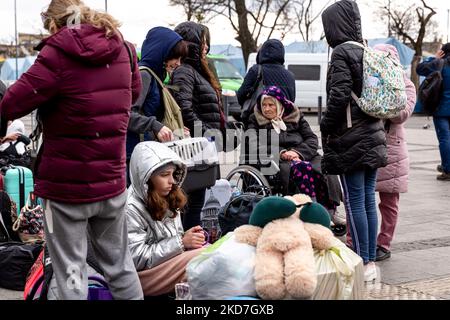 Am 12. April 2022 warten die Ukrainer auf die Hilfe von NGOs aus der Hunanitarre am Hauptbahnhof in Lviv, Ukraine, während die russische Invasion in der Ukraine fortgesetzt wird. Als die Russische Föderation in die Ukraine einmarschierte, zwang der Konflikt 10 Millionen Ukrainer, aus ihren Häusern zu fliehen und eine größte humaniatarische Krise seit dem Zweiten Weltkrieg zu verursachen. Die Ukrainer brauchen dringend medizinische Versorgung, Lebensmittel, Kleidung und mehr. (Foto von Dominika Zarzycka/NurPhoto) Stockfoto