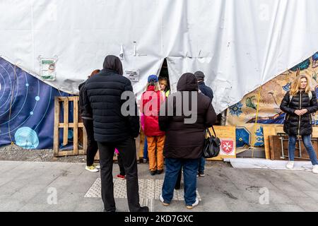 Am 12. April 2022 warten die Ukrainer auf die Hilfe von NGOs aus der Hunanitarre am Hauptbahnhof in Lviv, Ukraine, während die russische Invasion in der Ukraine fortgesetzt wird. Als die Russische Föderation in die Ukraine einmarschierte, zwang der Konflikt 10 Millionen Ukrainer, aus ihren Häusern zu fliehen und eine größte humaniatarische Krise seit dem Zweiten Weltkrieg zu verursachen. Die Ukrainer brauchen dringend medizinische Versorgung, Lebensmittel, Kleidung und mehr. (Foto von Dominika Zarzycka/NurPhoto) Stockfoto