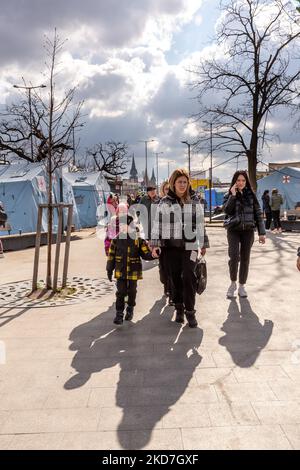 Ukrainer gehen zwischen humaniarianischen Hilfszelten am Hauptbahnhof in Lviv, Ukraine, während die russische Invasion in der Ukraine weitergeht, 12. April 2022. Als die Russische Föderation in die Ukraine einmarschierte, zwang der Konflikt 10 Millionen Ukrainer, aus ihren Häusern zu fliehen und eine größte humaniatarische Krise seit dem Zweiten Weltkrieg zu verursachen. Die Ukrainer brauchen dringend medizinische Versorgung, Lebensmittel, Kleidung und mehr. (Foto von Dominika Zarzycka/NurPhoto) Stockfoto