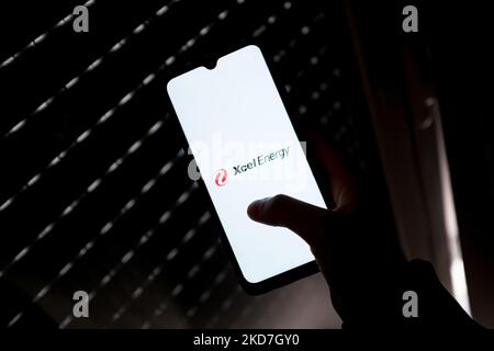 In dieser Abbildung ist ein Xcel Energy-Logo zu sehen, das am 13. April 2022 auf einem Smartphone-Bildschirm in Athen, Griechenland, zu sehen ist. (Fotoillustration von Nikolas Kokovlis/NurPhoto) Stockfoto