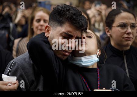 Ein treuer Mann weint, während sein Partner ihn küsst, während das Bild von Maria Santisima del Sacromonte aus der Bruderschaft Cristo de los Gitanos am 13. April 2022 in Granada, Spanien, aus der Kirche stammt. Die Karwoche kehrt nach Spanien mit den traditionellen Prozessionen auf den Straßen zurück, nachdem sie zwei Jahre lang aufgrund der Coronavirus-Pandemie unterbrochen wurde. (Foto von Ãlex CÃ¡mara/NurPhoto) Stockfoto