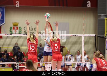 Jovana Stevanovic (UNETE-Work Busto Arsizio)&#XA;Sofia Monza (UNETE-Work Busto Arsizio) während der Volleyball-Italienischen Serie A1 Frauen-Playoff - Unet E-Work Busto Arsizio vs Savino Del Bene Scandicci am 13. April 2022 in der E-Work Arena in Busto Arsizio, Italien (Foto by Mattia/Nurgani) LiveMedia/Nurgani Stockfoto