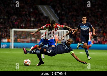 Angel Correa und Fernandinha während des UEFA Champions League-Spiels zwischen Atletico de Madrid und Manchester City im Wanda Metropolitano am 13. April 2022 in Madrid, Spanien. (Foto von Rubén de la Fuente Pérez/NurPhoto) Stockfoto