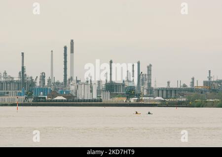 Die Rohölraffinerie in Wessling wird am 13. April 2022 vom Rhein in Köln aus gesehen. (Foto von Ying Tang/NurPhoto) Stockfoto